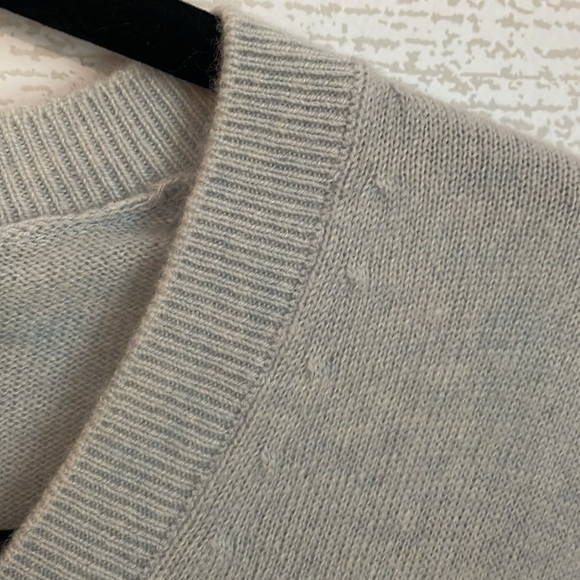 Vince 100% Cashmere Grey Blue V-neck Sweater Size XXS - Picture 7 of 10